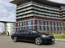 Автомобиль у гостиницы Марриотт